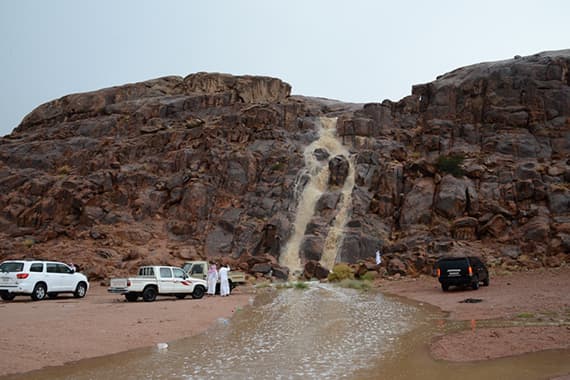 أمطار السعودية .. «مريفق» حائل منطقة خطرة.. ومتنزهو المناطق يخالفون التحذيرات