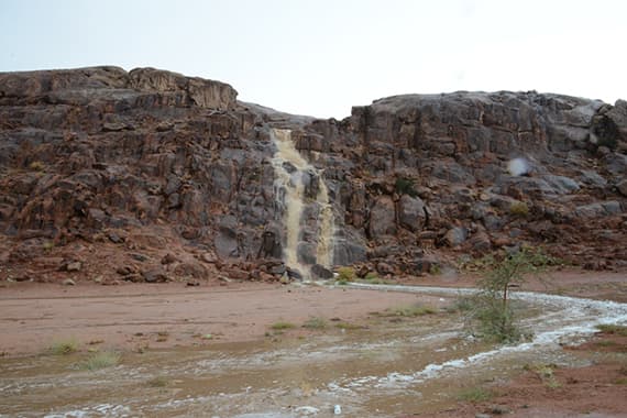 أمطار السعودية .. «مريفق» حائل منطقة خطرة.. ومتنزهو المناطق يخالفون التحذيرات