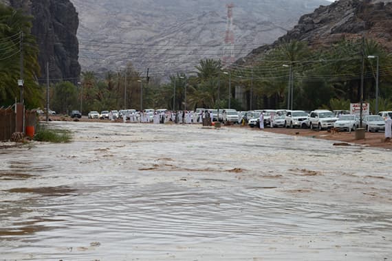 أمطار السعودية .. «مريفق» حائل منطقة خطرة.. ومتنزهو المناطق يخالفون التحذيرات