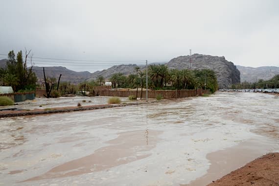 أمطار السعودية .. «مريفق» حائل منطقة خطرة.. ومتنزهو المناطق يخالفون التحذيرات