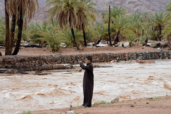 أمطار السعودية .. «مريفق» حائل منطقة خطرة.. ومتنزهو المناطق يخالفون التحذيرات