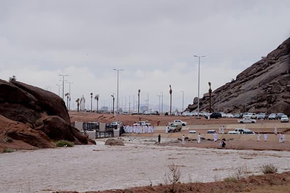 أمطار السعودية .. «مريفق» حائل منطقة خطرة.. ومتنزهو المناطق يخالفون التحذيرات