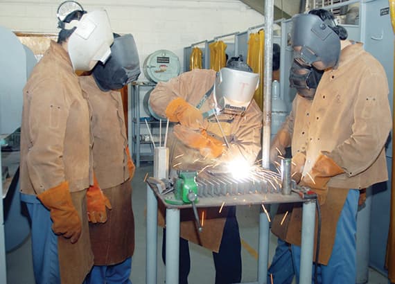 معاهد تدريب «السعودية للكهرباء» تؤهل 1416 خريجاً للعمل