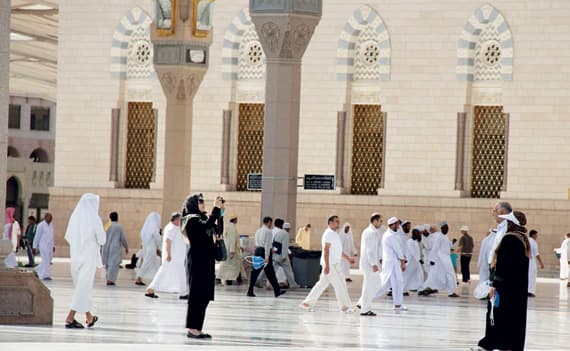 التصوير في المسجد النبوي «مغامرة» قد تنتهي بـ «بتهمة»