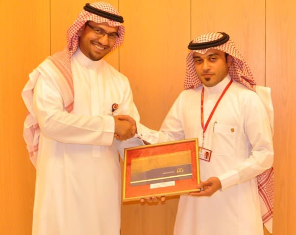 الشواف أول سعودي يفوز بجائزة القبعة الذهبية من جامعة الهامبرجر