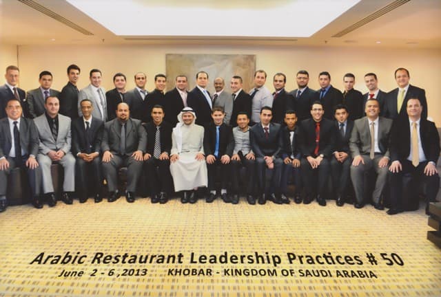 الشواف أول سعودي يفوز بجائزة القبعة الذهبية من جامعة الهامبرجر