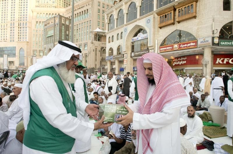 سفرة إفطار الخير في المسجد الحرام تمتد لـ 4 كم وتوزع 1.3 مليون وجبة