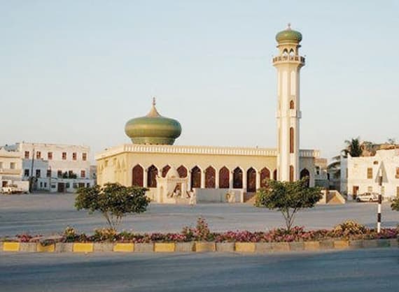جامع الرواس في عمان .. تحلُّ فيه المشاكل ويشهد على الأحلاف