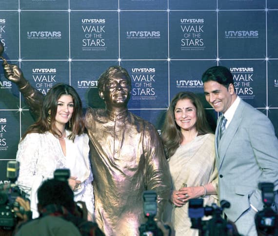 إزاحة الستار لتمثال نجم بوليوود راجيش خانا