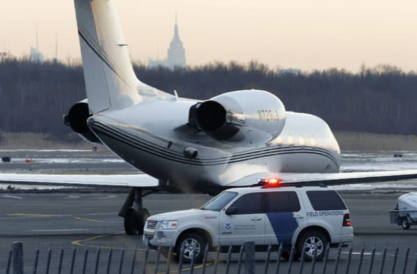 قصة مصورة : الإفراج عن جاستن بيبر بعد تفتيش طائرته الخاصة بحثا عن مخدرات