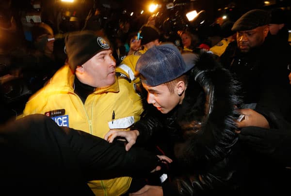 قصة مصورة : الإفراج عن جاستن بيبر بعد تفتيش طائرته الخاصة بحثا عن مخدرات