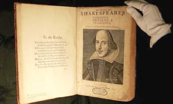 شكسبير .. يسخر من كارداشيان ويصور بـ «الآيفون»