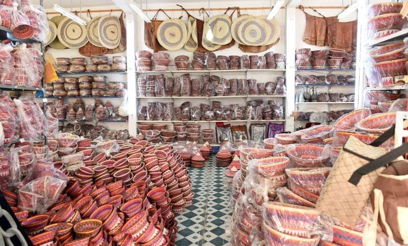 قصة مصورة : الأواني القديمة تزيّن السفرة الرمضانية في نجران