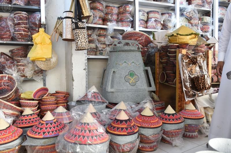 قصة مصورة : الأواني القديمة تزيّن السفرة الرمضانية في نجران