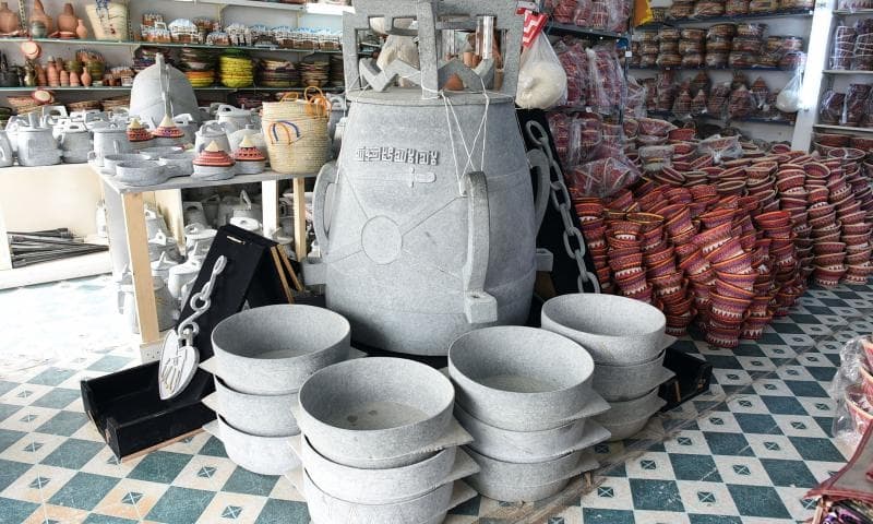 قصة مصورة : الأواني القديمة تزيّن السفرة الرمضانية في نجران