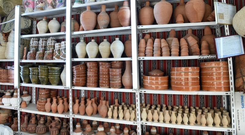 قصة مصورة : الأواني القديمة تزيّن السفرة الرمضانية في نجران