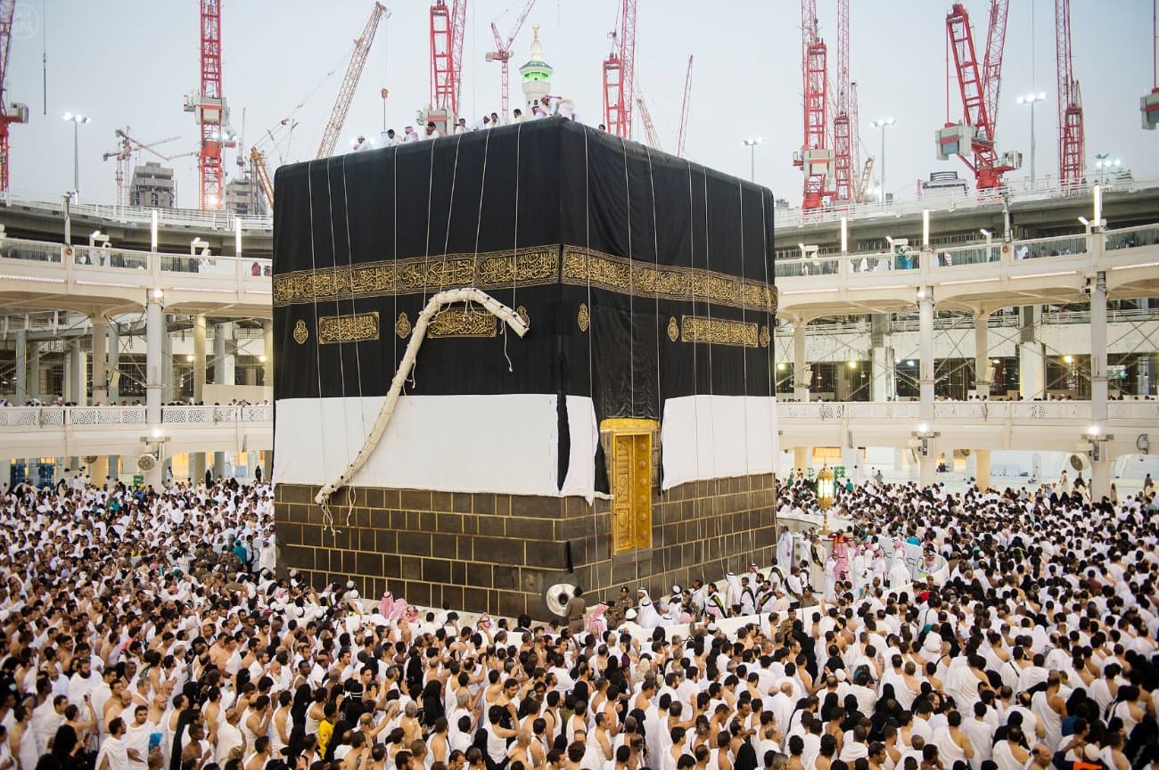 "الكعبة المشرفة" تلبس ثوبها الجديد في يوم عرفه