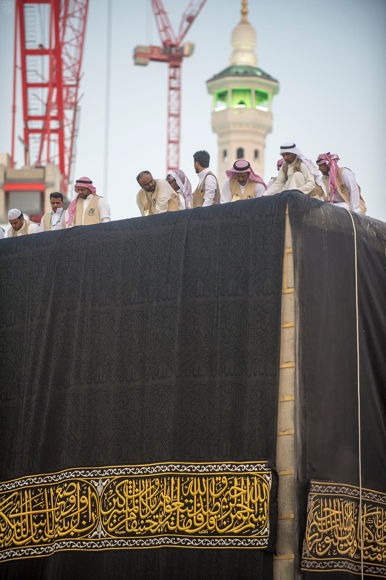 "الكعبة المشرفة" تلبس ثوبها الجديد في يوم عرفه