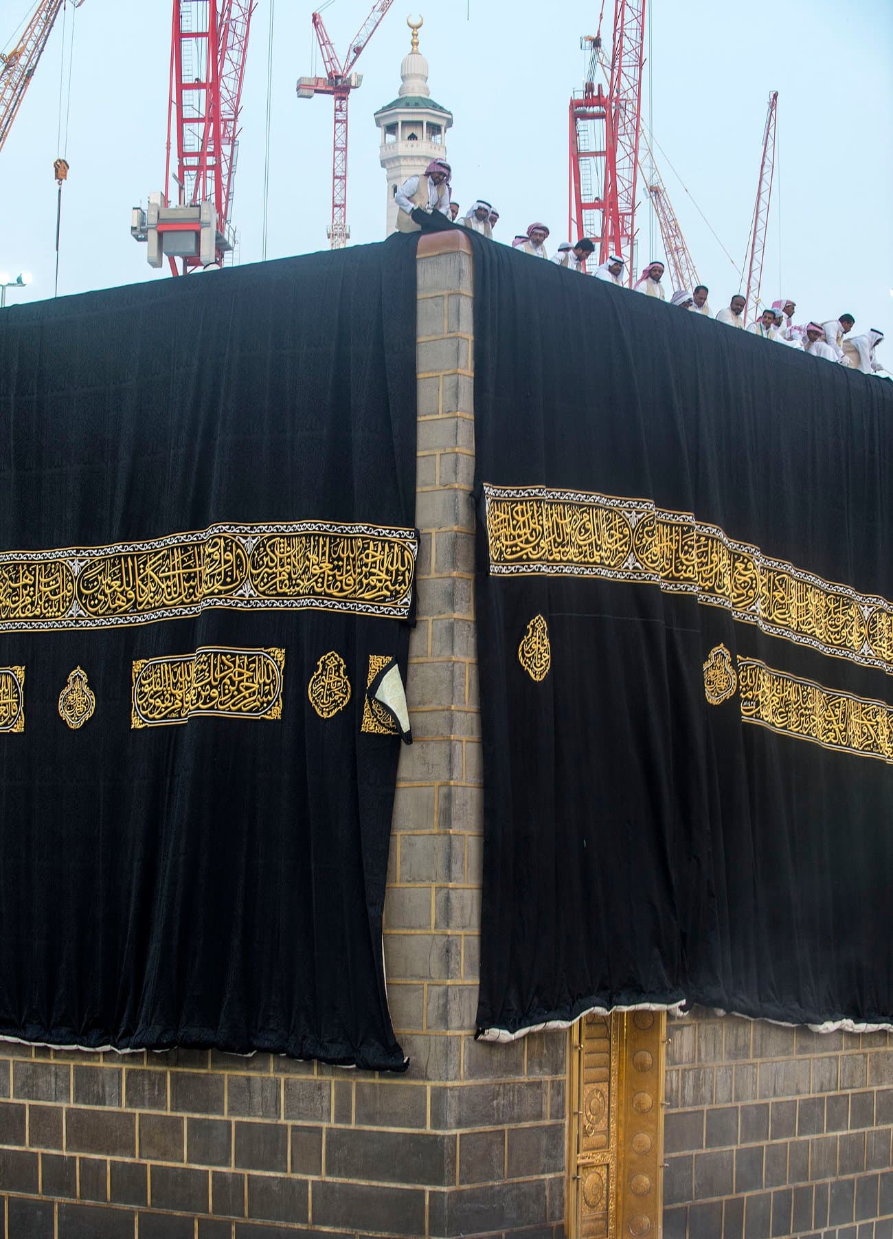"الكعبة المشرفة" تلبس ثوبها الجديد في يوم عرفه
