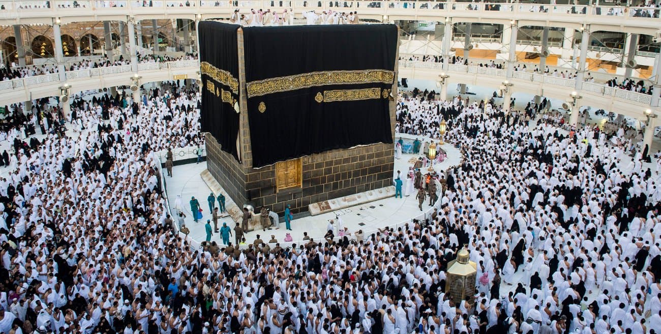 "الكعبة المشرفة" تلبس ثوبها الجديد في يوم عرفه