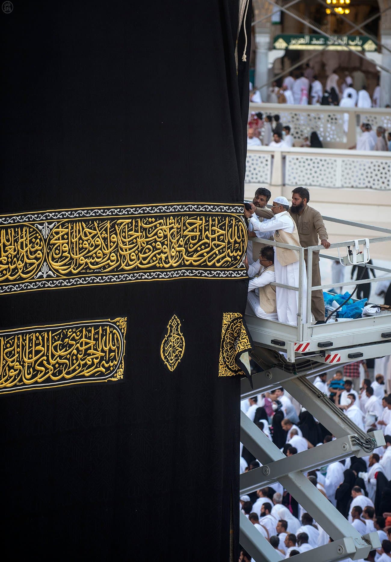 "الكعبة المشرفة" تلبس ثوبها الجديد في يوم عرفه