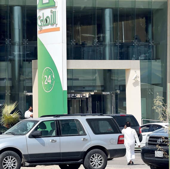10 مستثمرين يقفزون باكتتاب «الأهلي» 71 % في يوم واحد