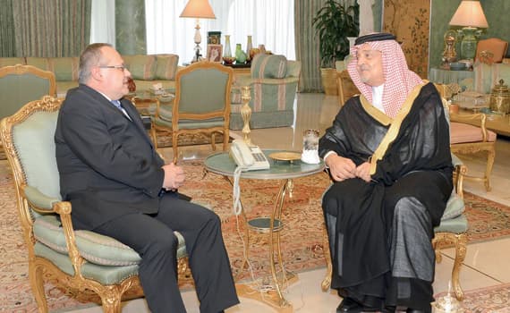 وزير الخارجية والمبعوث البريطاني لليمن يبحثان موضوعات مشتركة