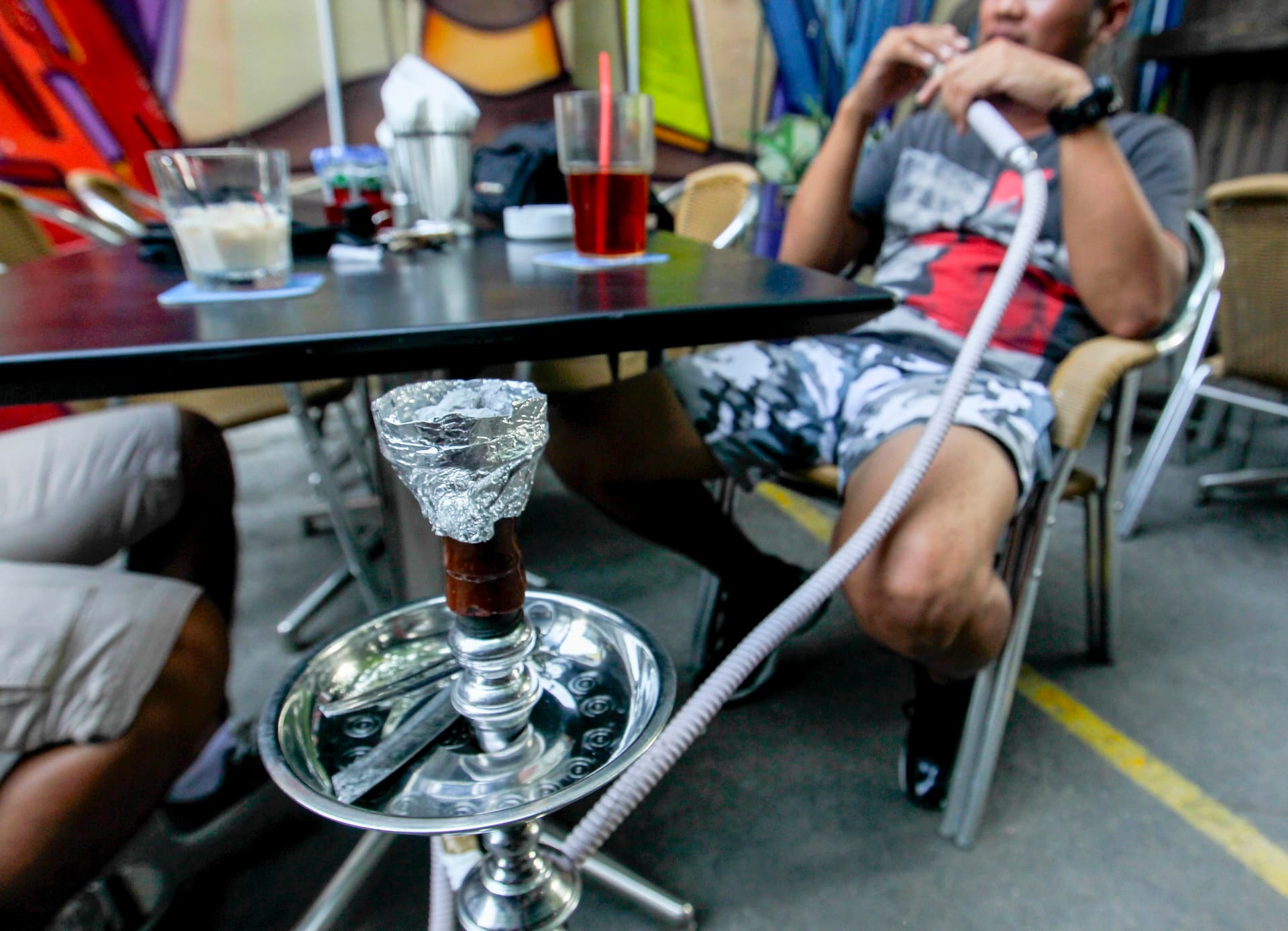 سنغافورة تحظر "الشيشة"