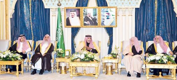 الأمير مقرن يستقبل المفتي وأعضاء «هيئة كبار العلماء»