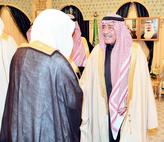 الأمير مقرن يستقبل المفتي وأعضاء «هيئة كبار العلماء»