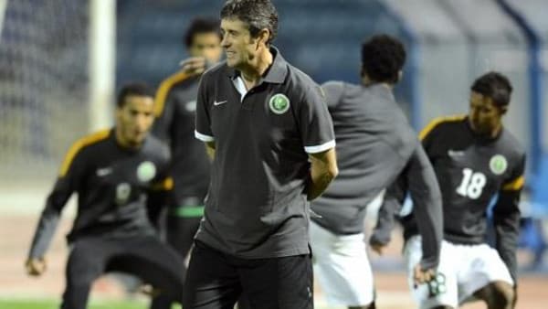مقعد لوبيز كارو آمن في السعودية لنهاية كأس الخليج على الأقل
