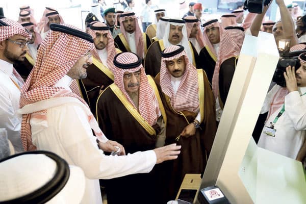 ولي ولي العهد يؤكد ضرورة تسريع التحول الإلكتروني في جميع القطاعات