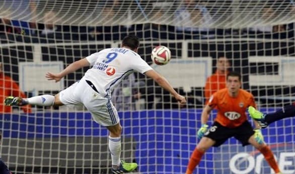 مارسيليا يطيح ببوردو بثلاثية في الوقت القاتل ويستعيد صدارة الدوري الفرنسي