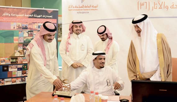 سلطان بن سلمان
يتسلم جائزة الإنجاز للتعاملات الإلكترونية