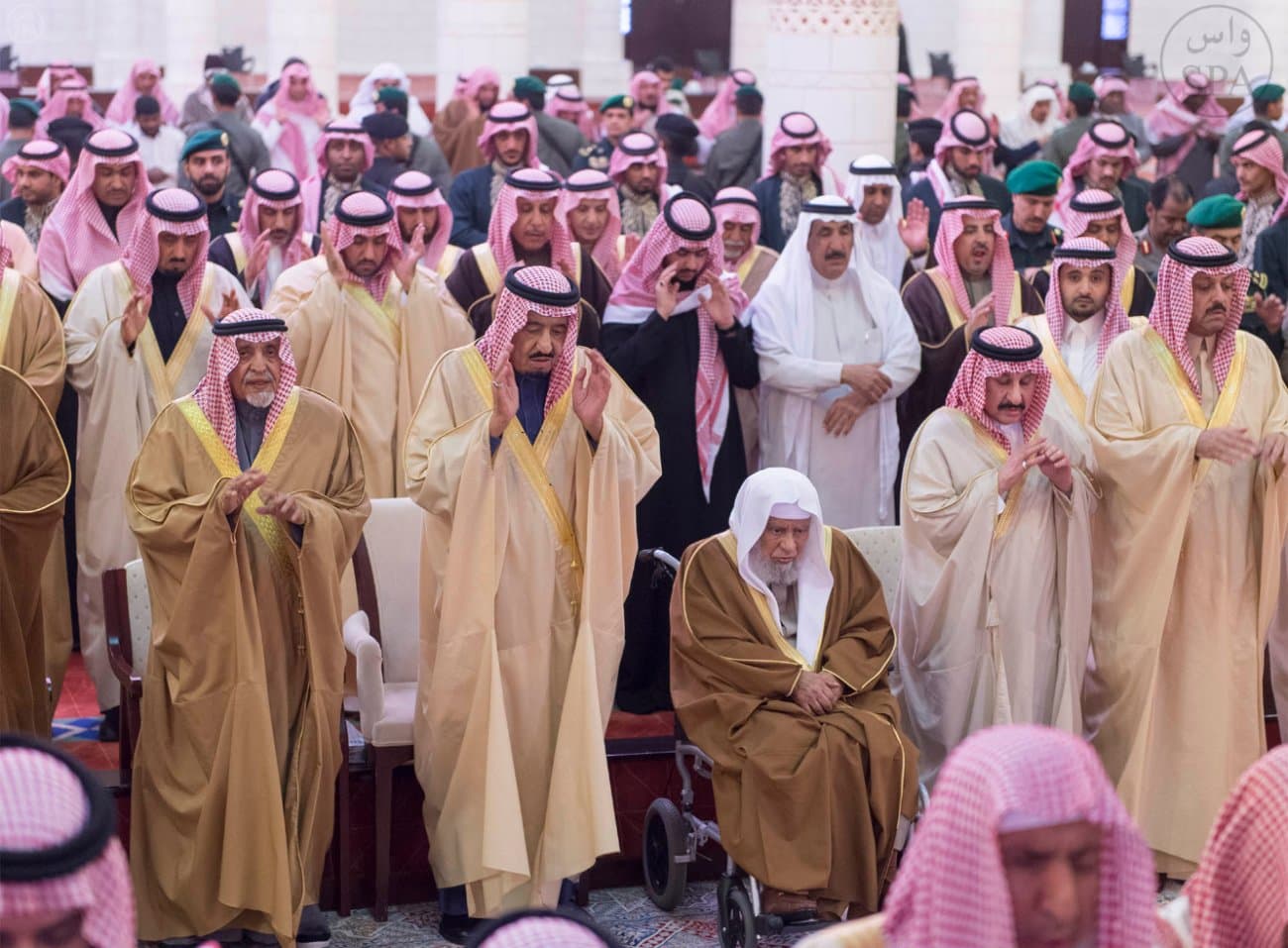 ولي العهد يؤدي صلاة الميت على الأمير سعد بن عبدالله بن عبدالرحمن