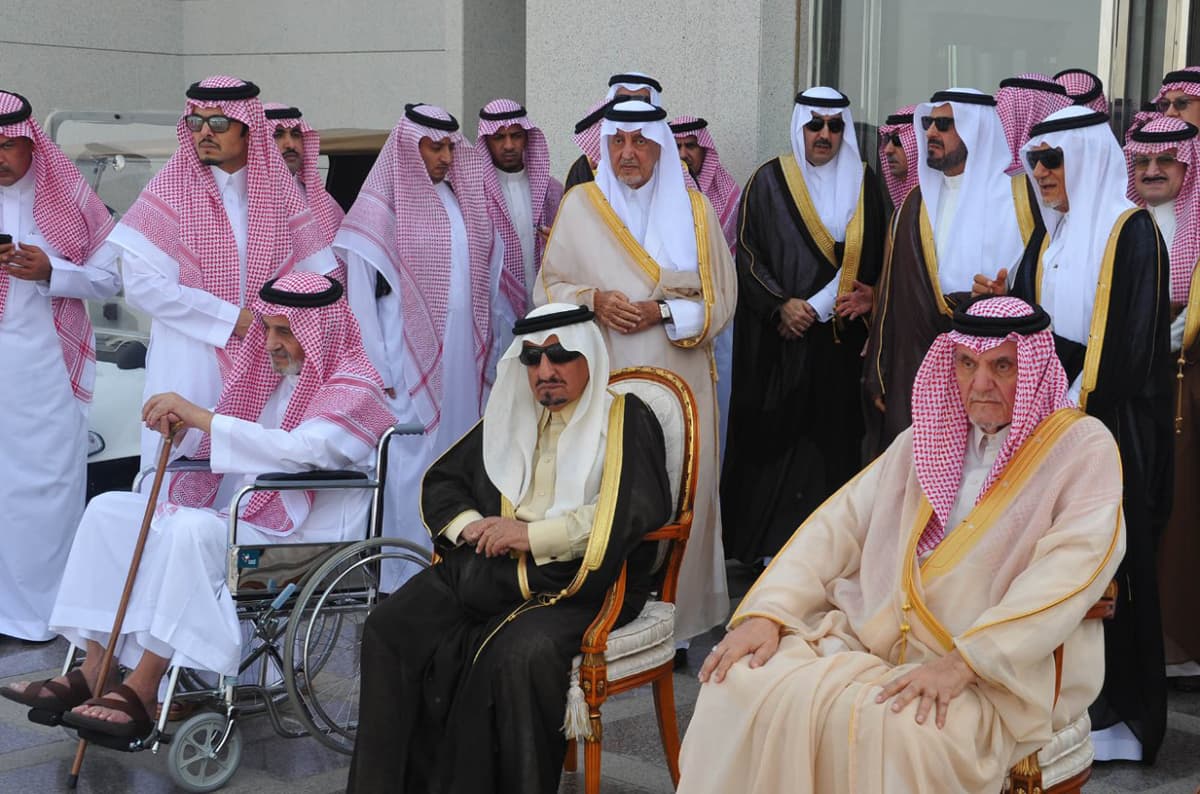 الملك سلمان يؤدي صلاة الميت على الأمير سعود الفيصل