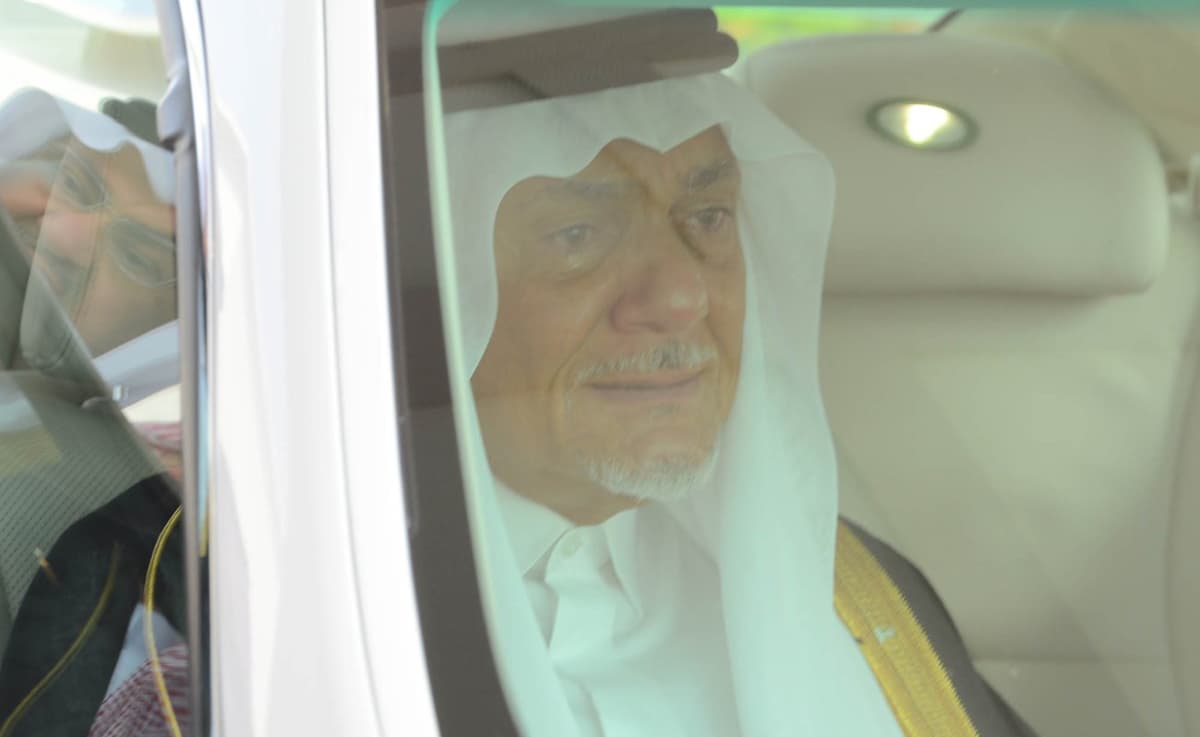 الملك سلمان يؤدي صلاة الميت على الأمير سعود الفيصل