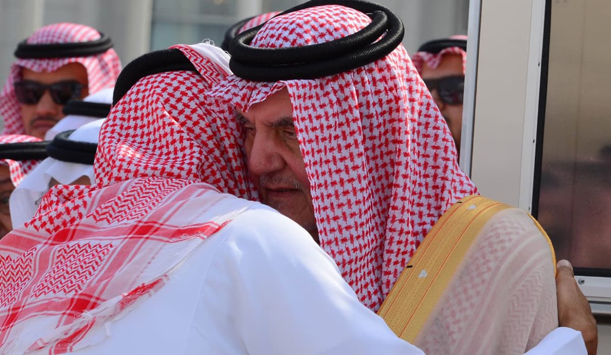 الملك سلمان يؤدي صلاة الميت على الأمير سعود الفيصل