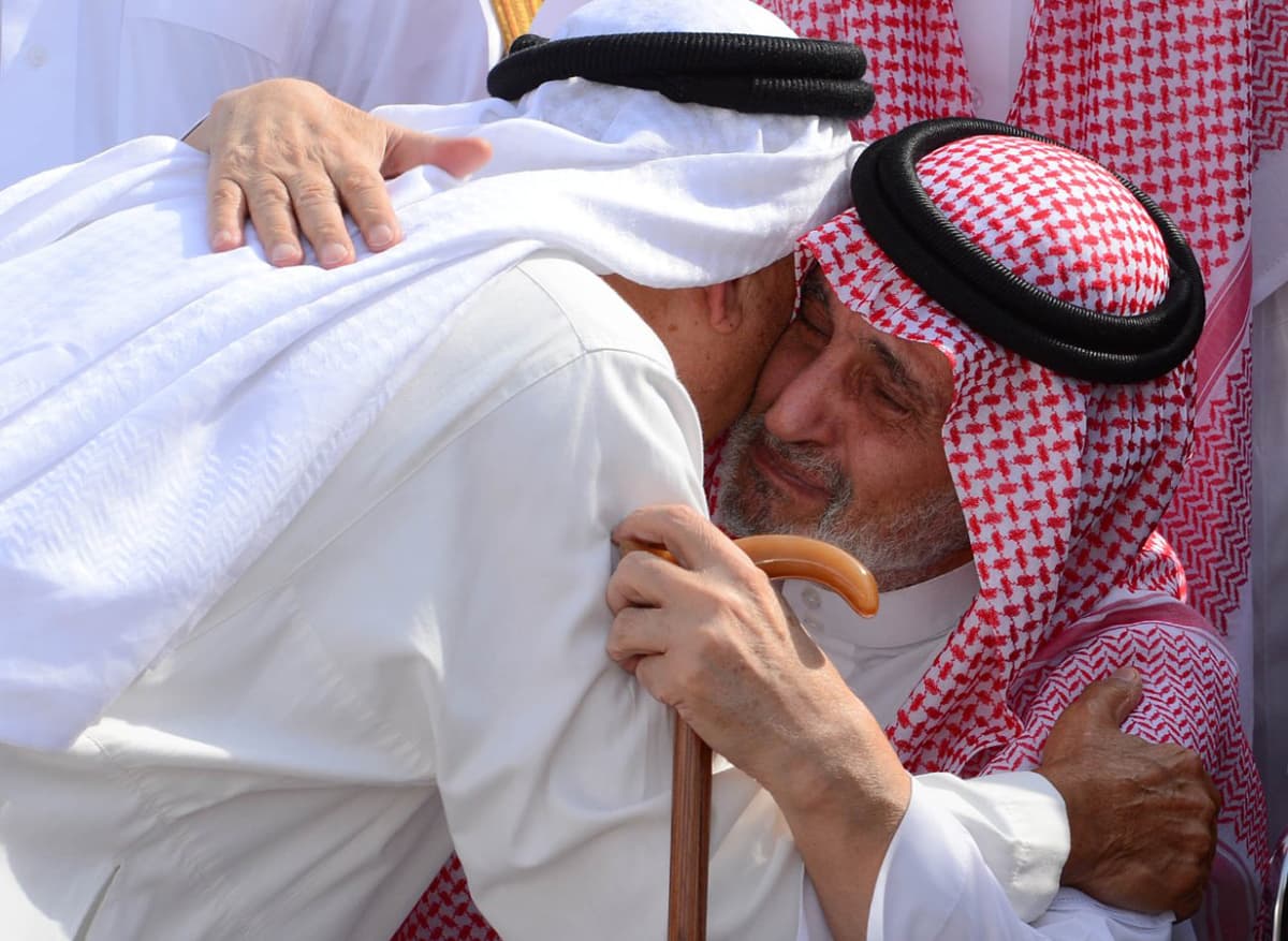 الملك سلمان يؤدي صلاة الميت على الأمير سعود الفيصل