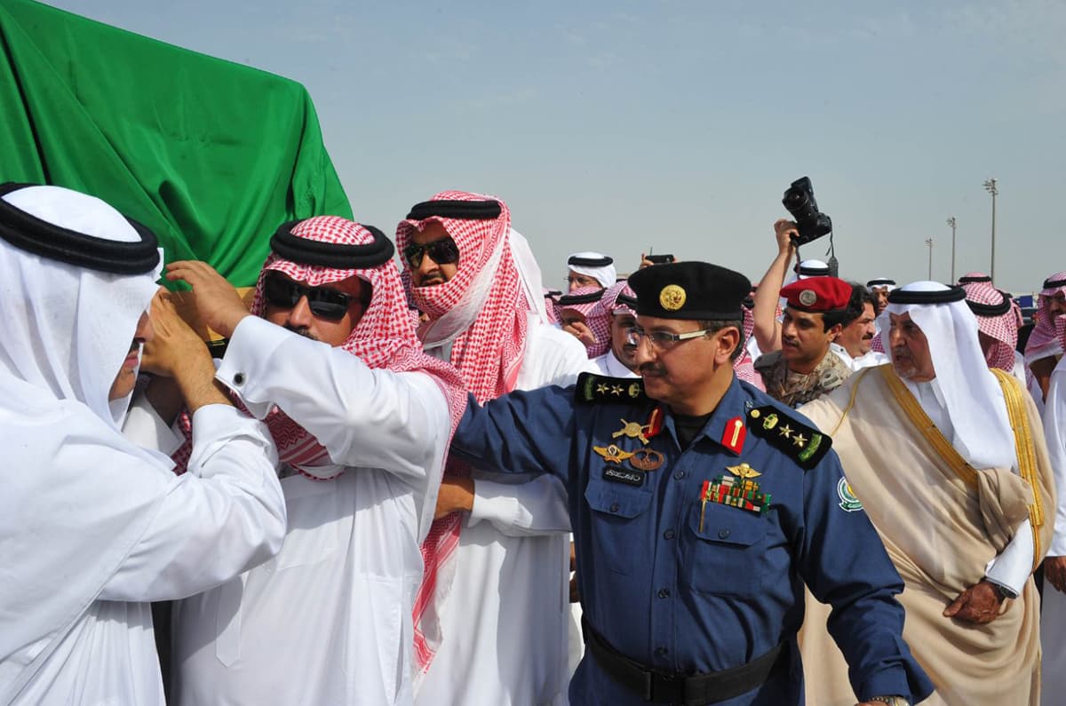 الملك سلمان يؤدي صلاة الميت على الأمير سعود الفيصل