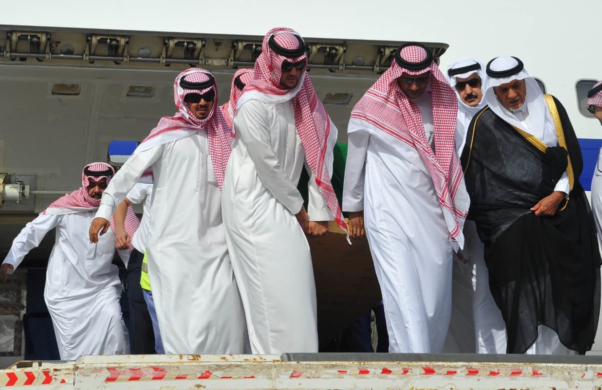 الملك سلمان يؤدي صلاة الميت على الأمير سعود الفيصل