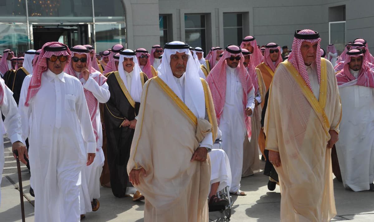 الملك سلمان يؤدي صلاة الميت على الأمير سعود الفيصل