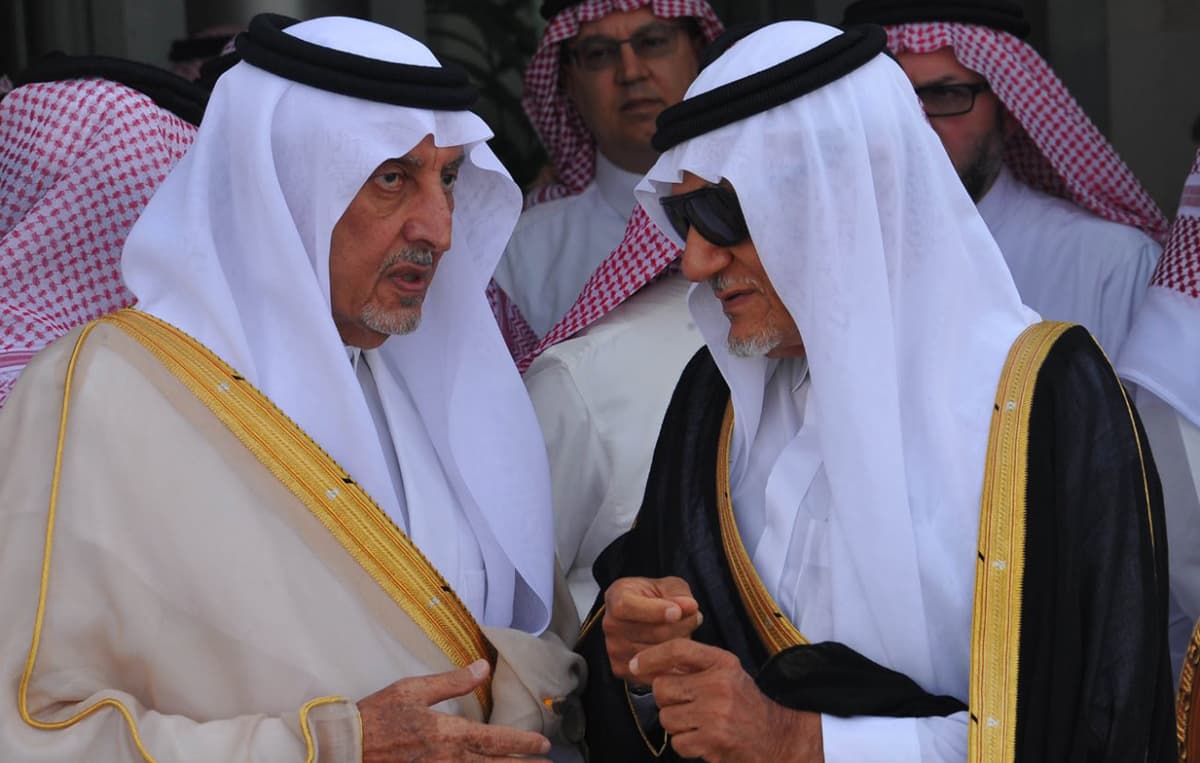 الملك سلمان يؤدي صلاة الميت على الأمير سعود الفيصل