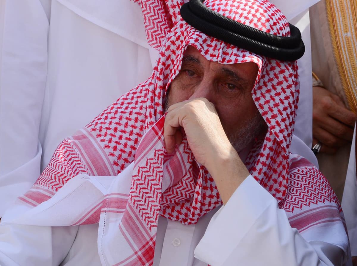 الملك سلمان يؤدي صلاة الميت على الأمير سعود الفيصل