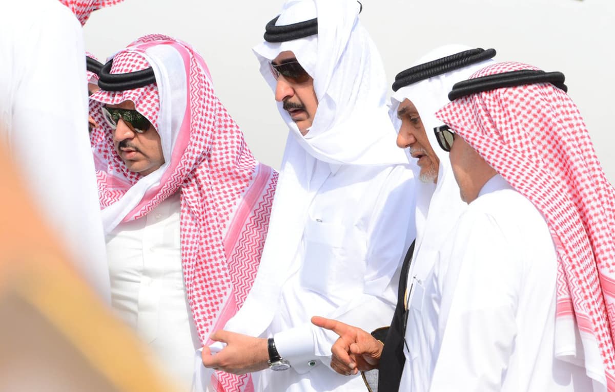 الملك سلمان يؤدي صلاة الميت على الأمير سعود الفيصل