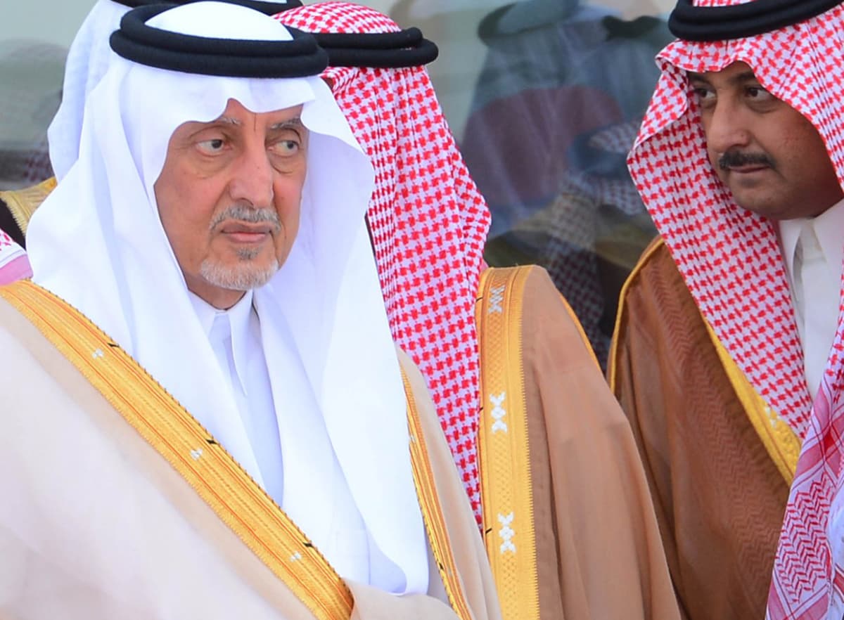 الملك سلمان يؤدي صلاة الميت على الأمير سعود الفيصل