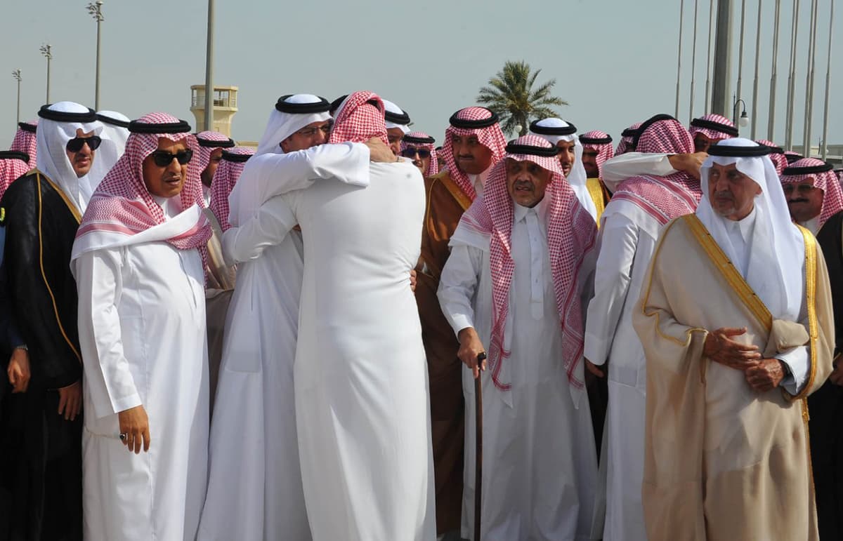 الملك سلمان يؤدي صلاة الميت على الأمير سعود الفيصل