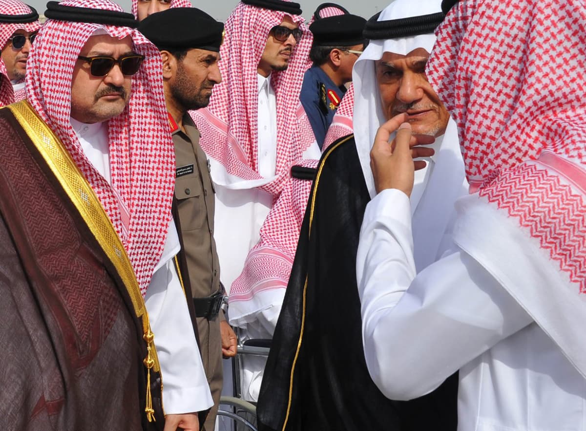 الملك سلمان يؤدي صلاة الميت على الأمير سعود الفيصل