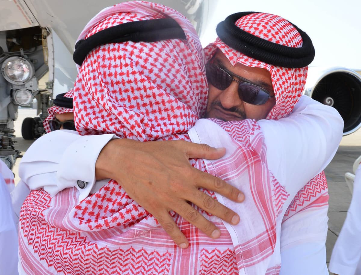 الملك سلمان يؤدي صلاة الميت على الأمير سعود الفيصل