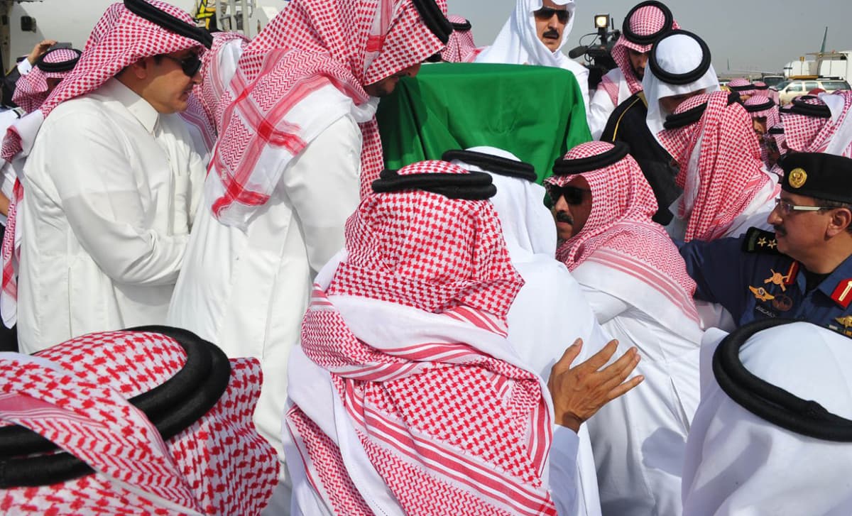 الملك سلمان يؤدي صلاة الميت على الأمير سعود الفيصل